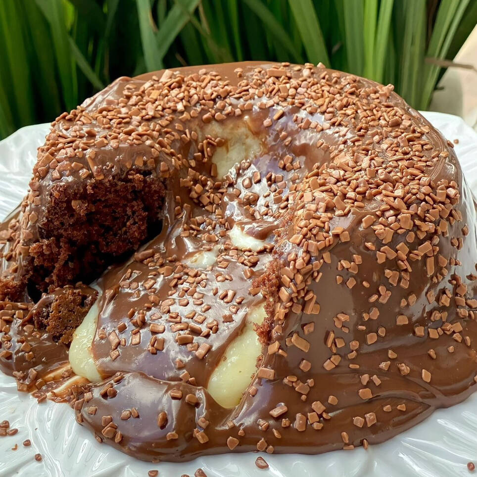 Massa de chocolate com cobertura de Ninho e brigadeiro belga. Cada bolo pesa em media 1kg - Tamanho da forma: 18x8.