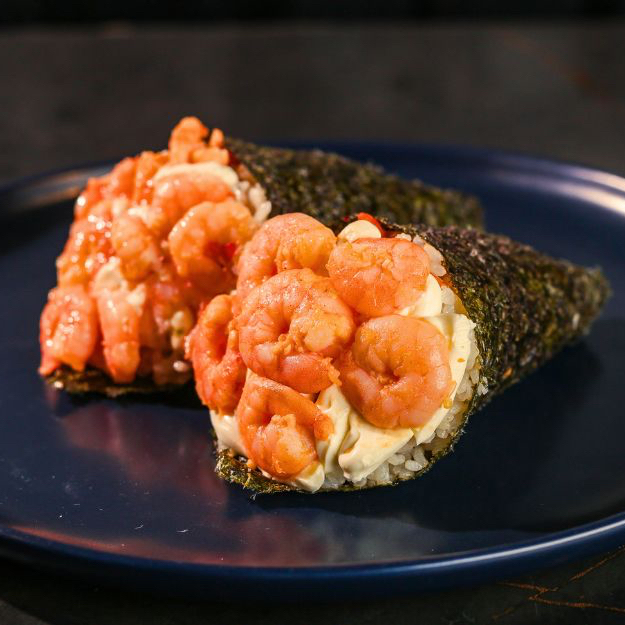 Camarão, arroz japonês, cream cheese, cebolinha e gergelim moído. Incluso 2 sachês de shoyu.
Sugestão: Vai muito bem com Molho Shoyu!