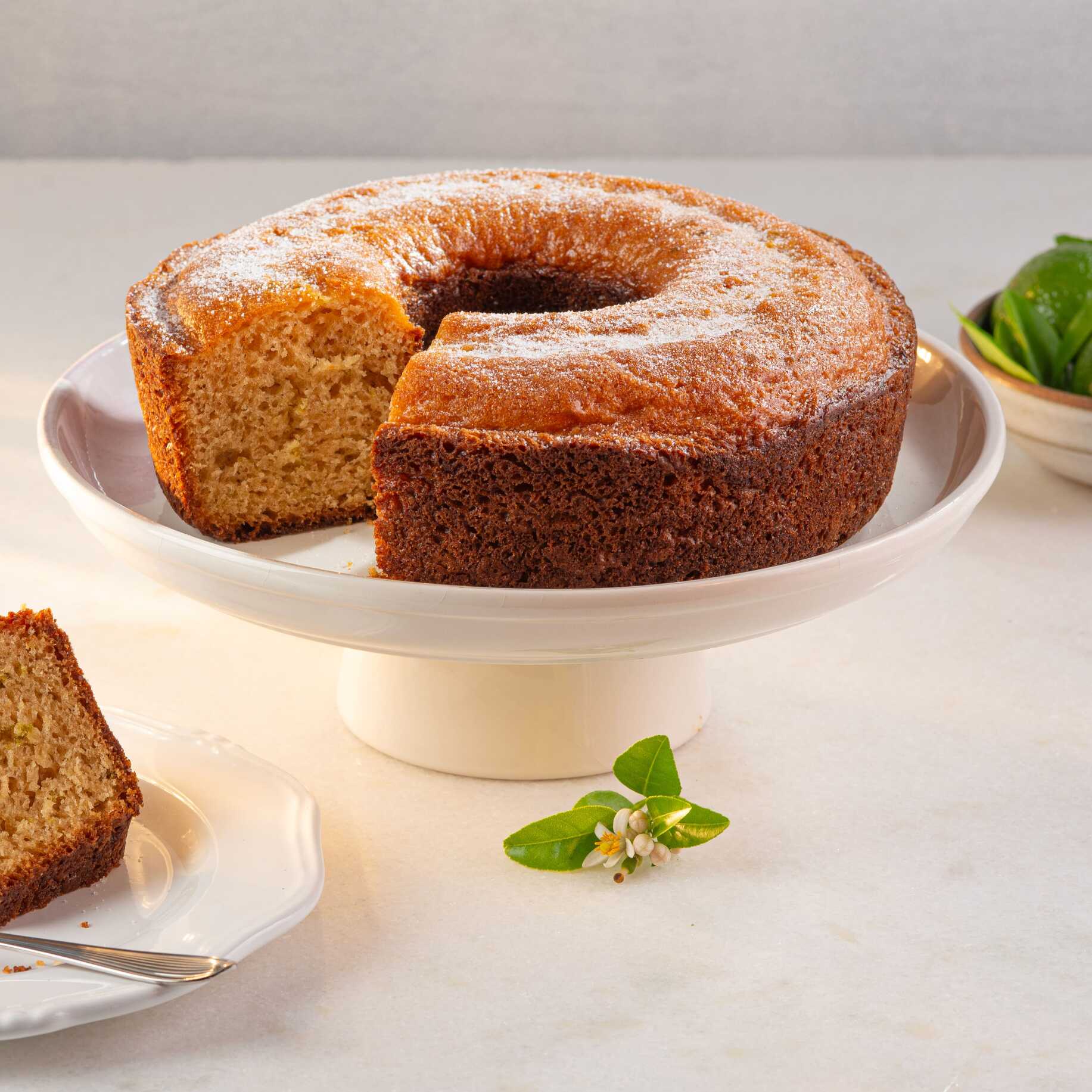 Delicioso Bolo de limão, com suco e raspas de limão na massa. Opção de cobertura: suco de limão e polvilhado com açúcar e raspas de limão por cima. Imagem meramente ilustrativa.
Bolo pequeno serve até 8 fatias
Bolo grande serve até 16 fatias
