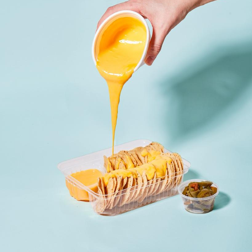 Nachos con queso amarillo