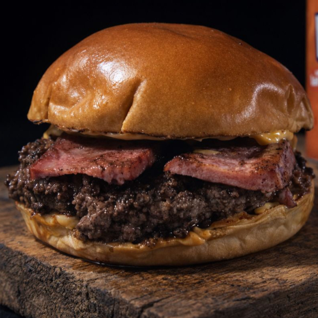 Carne aproximadamente 150g + 3 fatias de calabresa, queijo.
acompanha Maionese + Ketchup