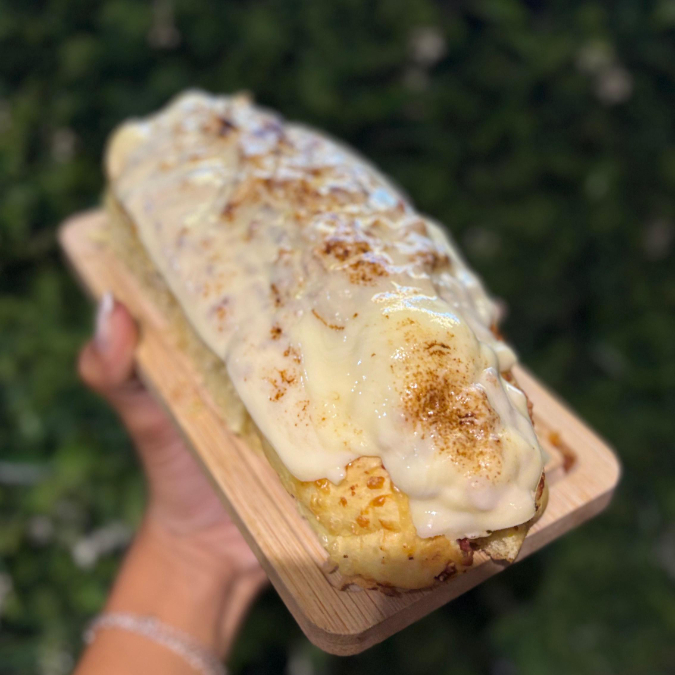 Pão de parmesão, linguiça defumada, cream chease, cebola crispy, mussarela gratinada