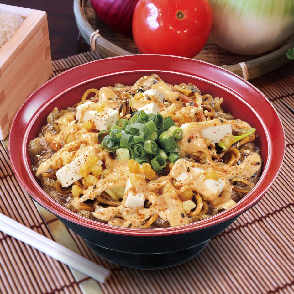 Yakisoba Yakiniku con Sriracha y Queso Crema