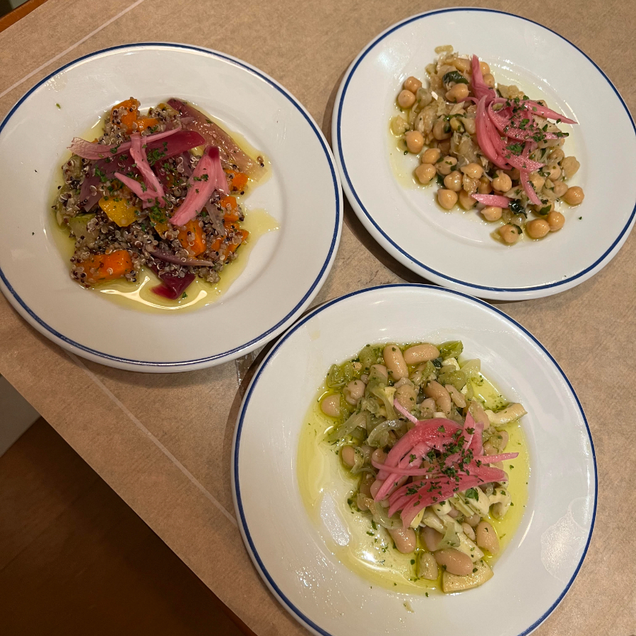 Anéis de lulas frescas com feijão branco e pesto de ervas | Bacalhau, grão de bico e picles de cebola roxa | Legumes grelhados com quinoa mista