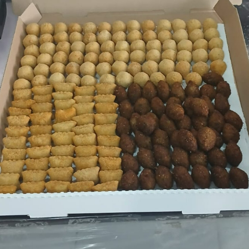 Salgados com recheio de verdade, fritos na hora no óleo de algodão — sequinhos, crocantes e cheios de sabor. Aqui o preparo é rápido, a entrega é pontual e a qualidade chega quentinha na sua porta. Peça agora e descubra o que é morder um salgado feito com capricho de verdade!