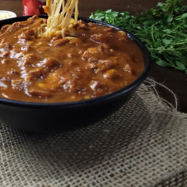 Macarrão tipo espaguete, molho vermelho, bacon e molho especial