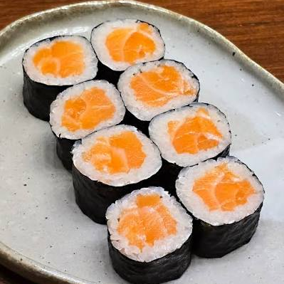 Salmão fresco envolto em arroz temperado, cream cheese profissional e alga nori.
Acompanha 1 hashi, 1 sachê de shoyo e 1 sachês de teriyaki