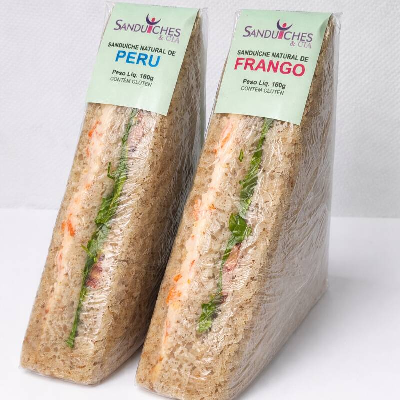 Pão integral, alface, tomate, cenoura, peito de peru e maionese de soja !!