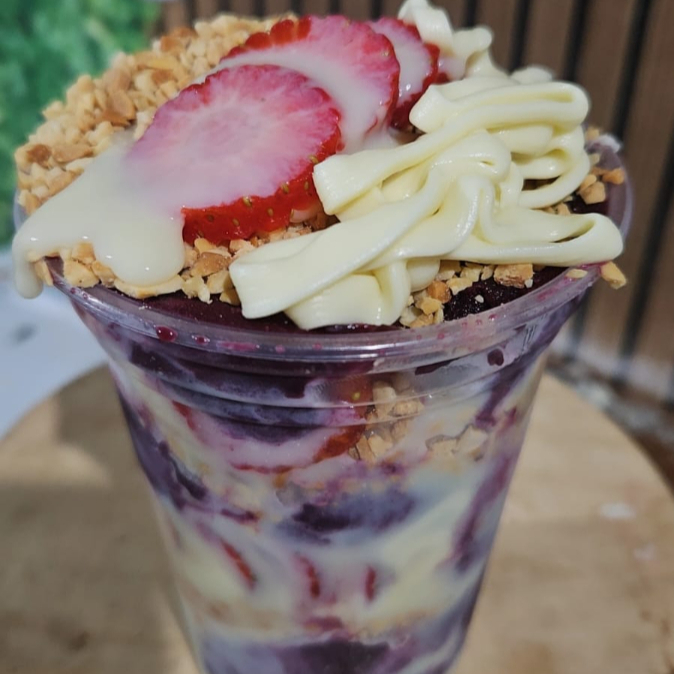 300 ml com: açaí cremoso, creme de ninho, amendoim, morango e leite condensado