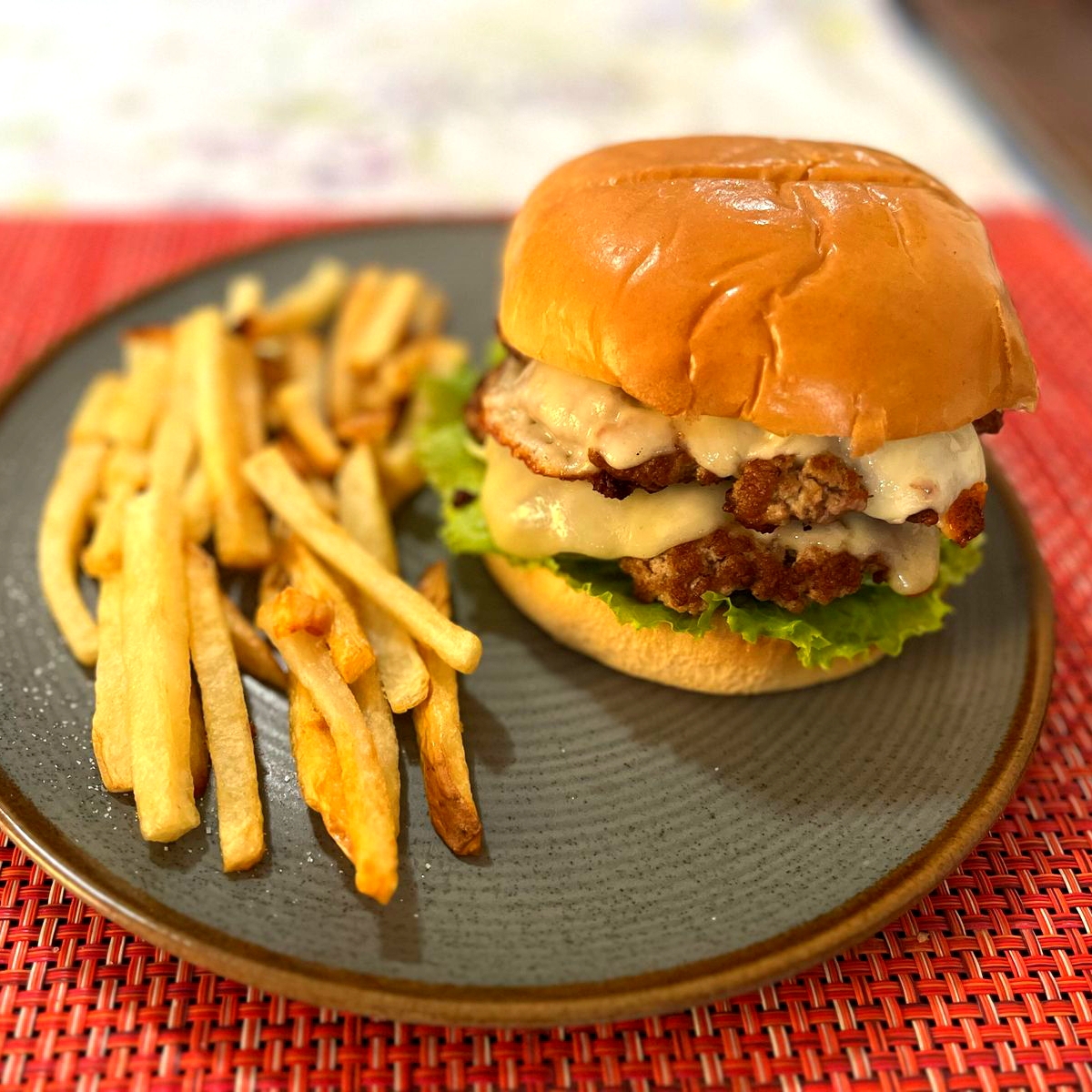 Hamburguesa Doble de Res 250gms con Papas Fritas