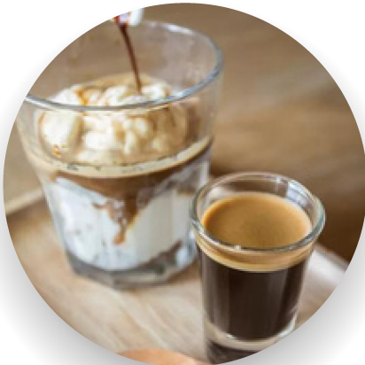 Espresso com sorvete e chocolate em pó