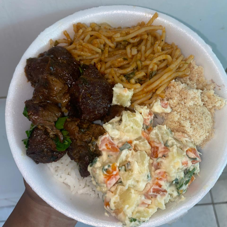 Acompanha arroz branco, feijão preto, macarrão espaguete e farofa