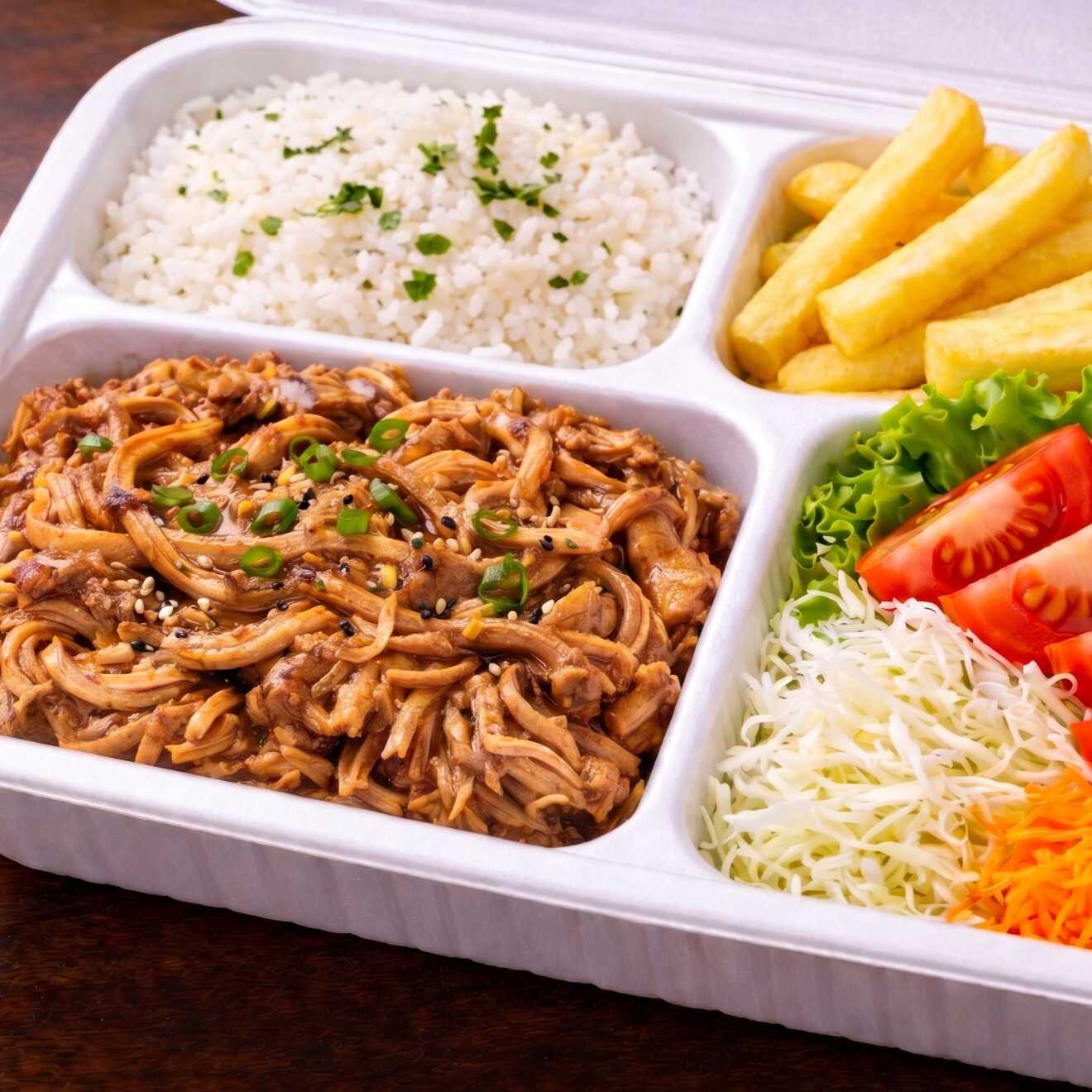 Pernil preparado em cozimento lento, extremamente macia, desfiada e finalizada com molho barbecue pepper defumado e levemente picante. Servido com arroz branco, fritas douradas e salada fresca e equilibrada. Explosão de sabor com toque americano!