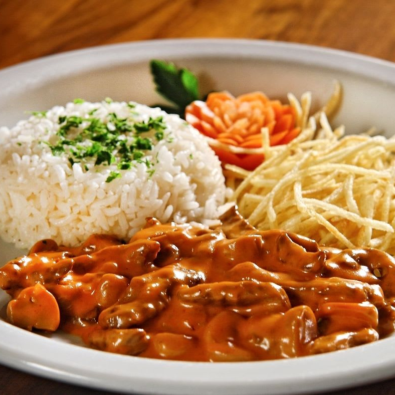 ESCOLHA EM OBSERVAÇÕES : Costelinha de Porco, batata Tipo Chips, Feijão simples, Arroz Branco, saladas variadas.( Alface e tomate, manga e abacaxi,) .
