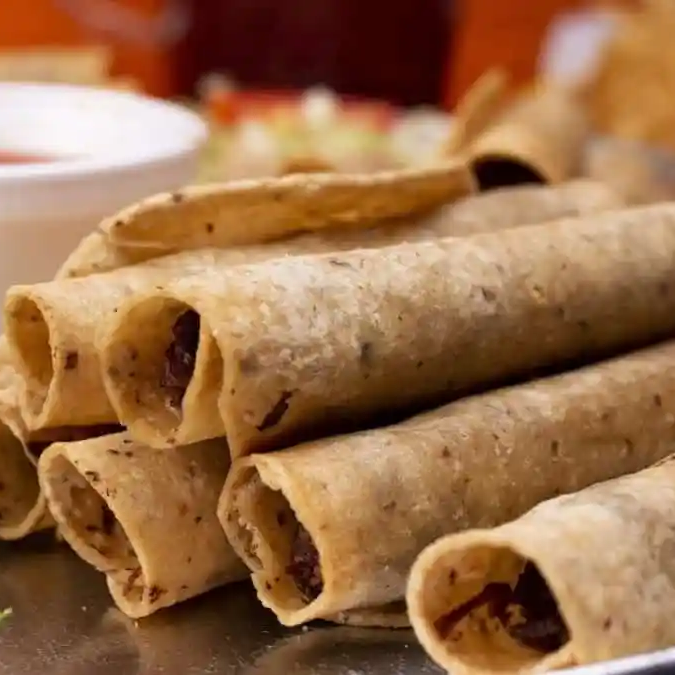 5 flautas de pollo / agua del dia