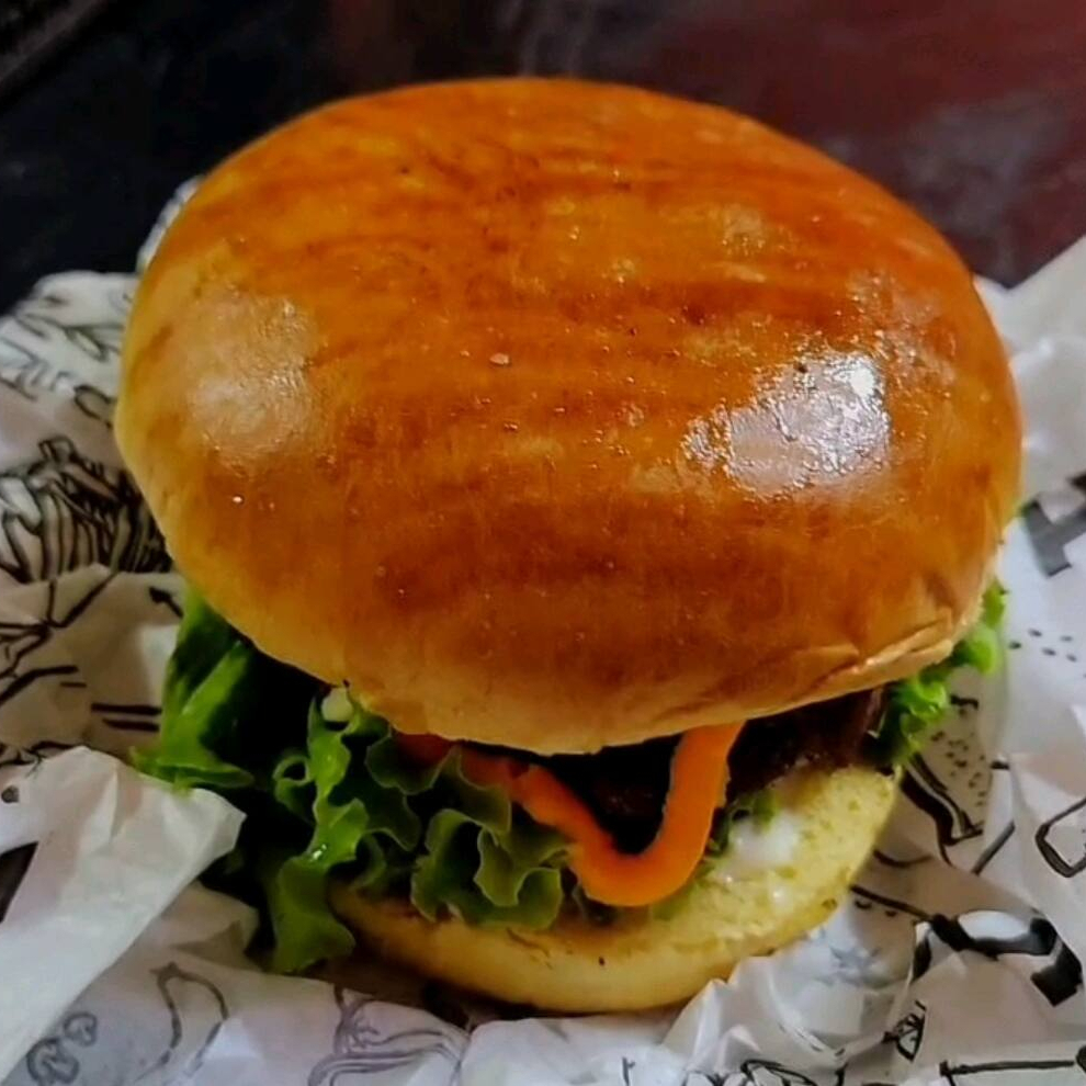 PÃO, CARNE, MUSSARELA, CATUPIRY, CHEDDAR,TOMATE, ALFACE.