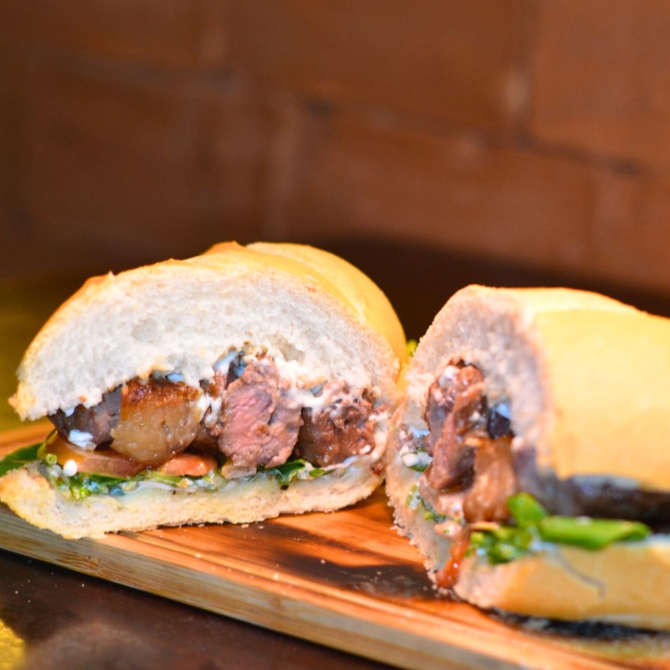 Baguete com Alface, tomate e maionese defumada. Adicione ate 2 espetos a sua escolha pelo valor do cardápio.