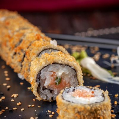Oferta quentinha!!! Um dos pratos mais populares da culinária japonesa adaptada no Brasil. Sushi recheado com salmão grelhado e cream cheese, empanado para garantir uma casquinha crocante por fora e macia por dentro. Frito na hora. Serve até 4 pessoas.