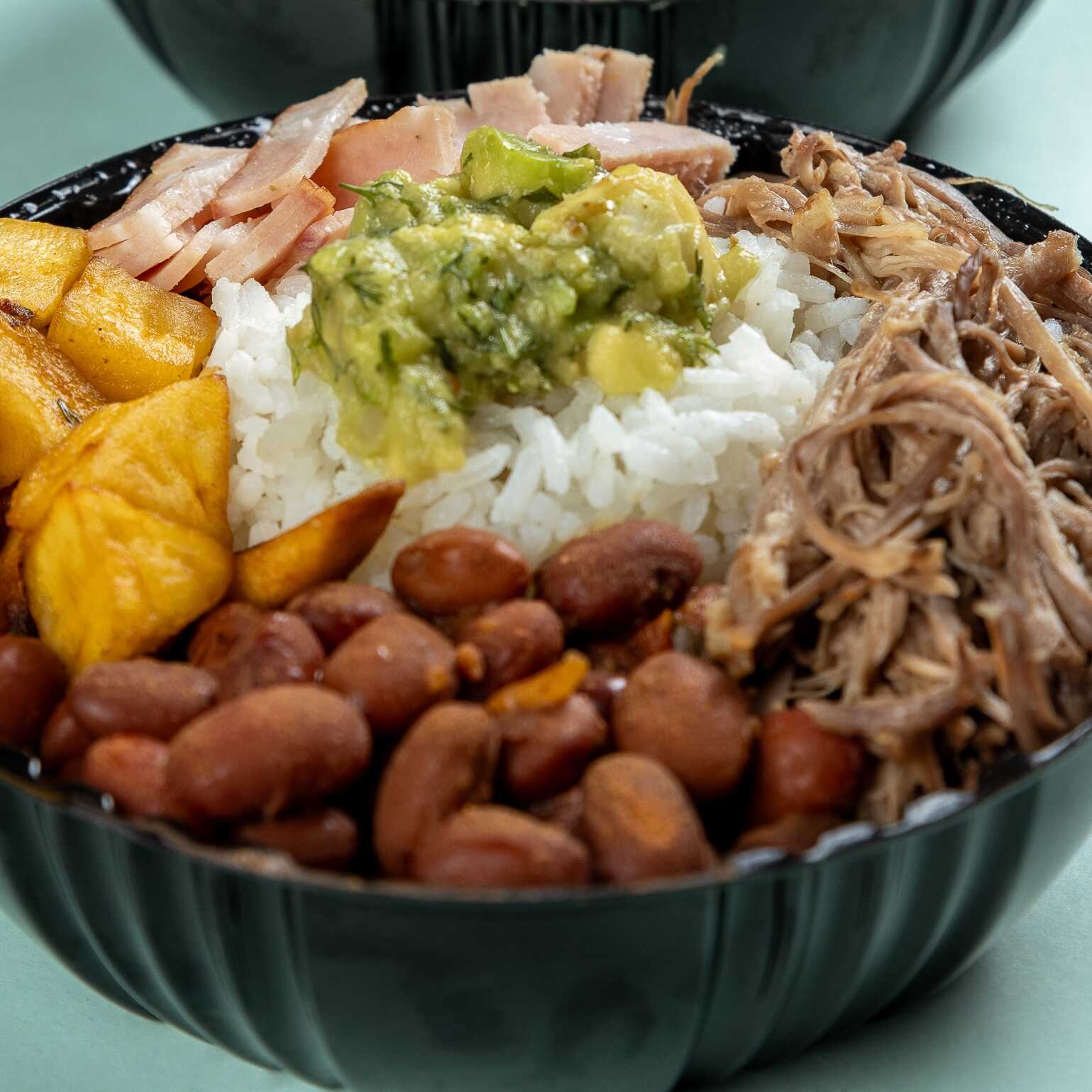 Combo para Uno: Bowl Cubano+ Bebida del Día