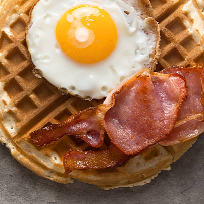 Waffle con Huevo y Tocino