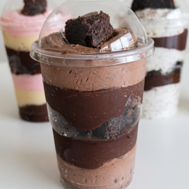 Copo da Felicidade com camadas de mousse de chocolate, brigadeiro cremoso e pedaços de brownie. Uma sobremesa dos sonhos!