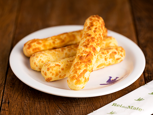 Nosso clássico pão de queijo em formato palito que vai empanado com queijo parmesão que depois de assado fica crocante com o queijo gratinado em volta, irresistível!