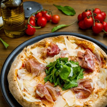 Mozzarella de búfala molho de tomate, presunto de parma, rúcula e parmesão