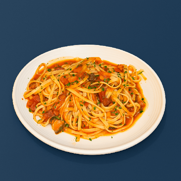 Linguine no clássico molho pomodoro, finalizada com pancetta crocante.