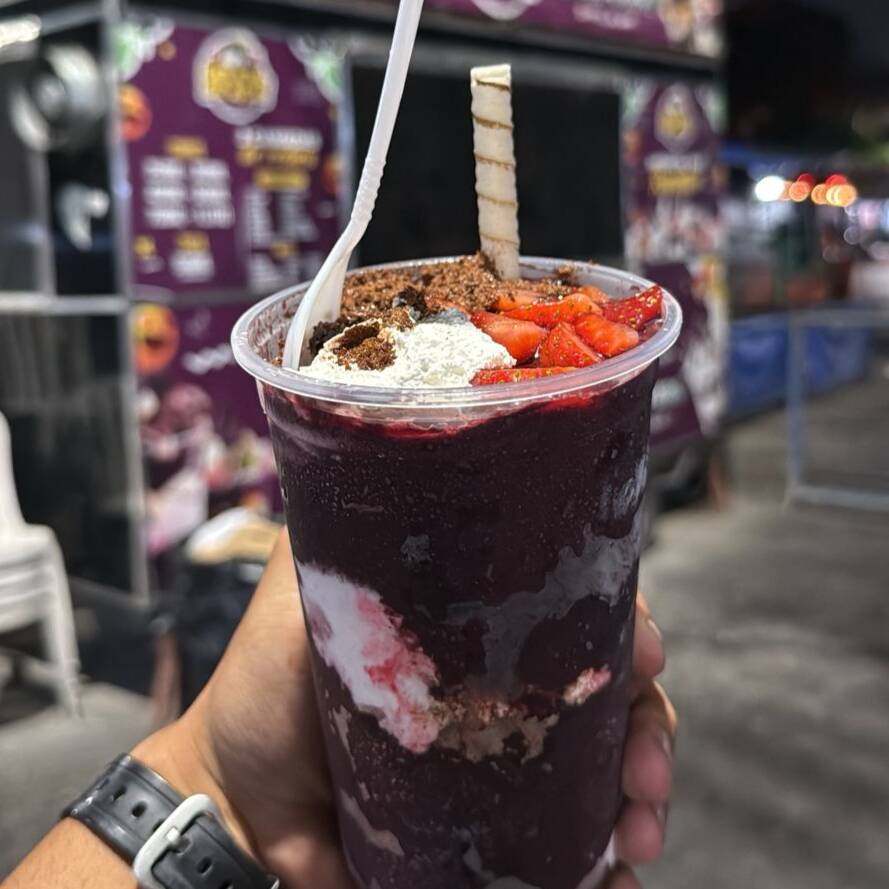 700ML De açaí 100% artesanal com 3 generosas camadas de recheio.
Açaí preparado e batido com barra nobre. Nossa produção diária entregará a você uma experiência inesquecível.