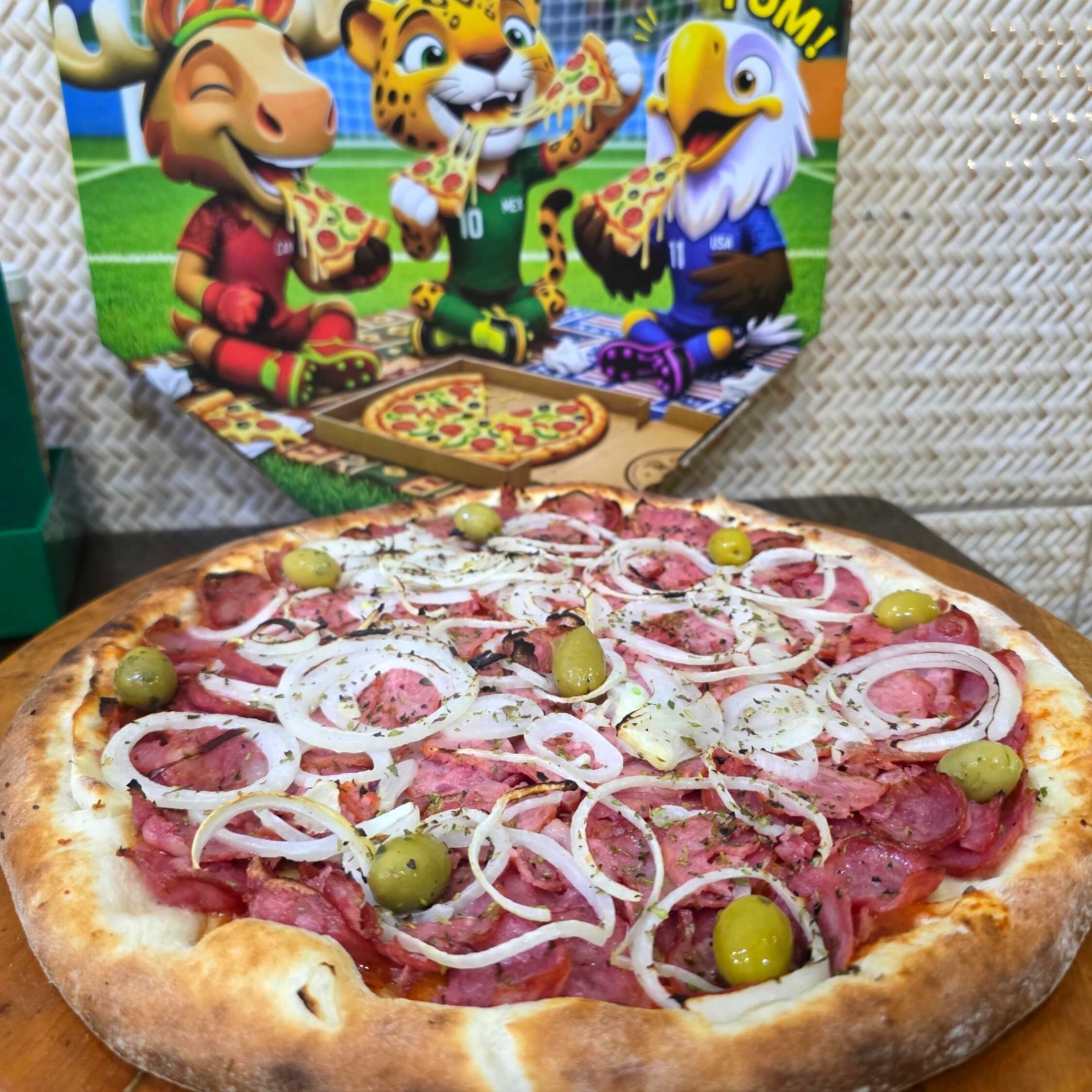 Pizza de calabresa preparada com molho de tomate, muçarela, cebola, orégano e azeitonas, acompanhada de uma Coca-Cola 1l geladinha para completar sua refeição.
