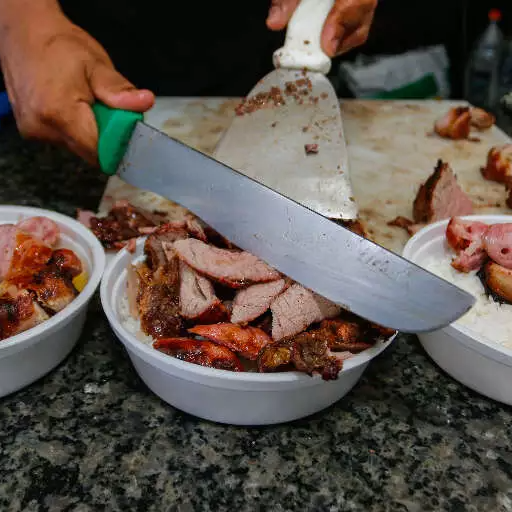 marmita de churrasco completa a mais caprichada da região acompanha (churrasco misto ,arroz ,feijão ,farrofinha ,e batatinha frita