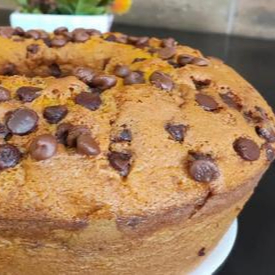 Bolo de cenoura com gotas de chocolate ao leite