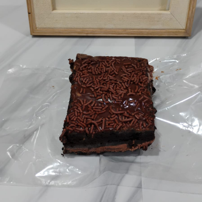 Delicioso bolo gelado e recheado! Sabor Chocolate, feito com uma massa úmida e saborosíssima, finalizado com mousse de chocolate.