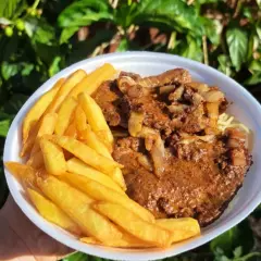 Acompanha feijão mulato, arroz e macarrão fresquinhos no alho.