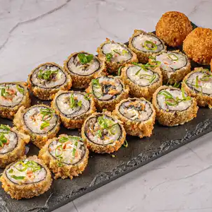 6 Hot Roll Philadelphia Salmão, 6 Hot Roll Philadelphia Skin 6 Hot Roll Philadelphia Ebi (Camarão) 3 Bolinho D'ouro (Salmão)