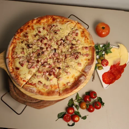 Massa , com molho de tomate, queijo muçarela, bacon crocante e cebola , uma combinação perfeita para os amantes de bacon.