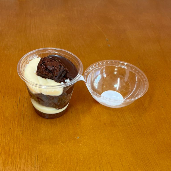 Copo de brownie com recheio de brigadeiro de chocolate ao leite e brigadeiro de ninho