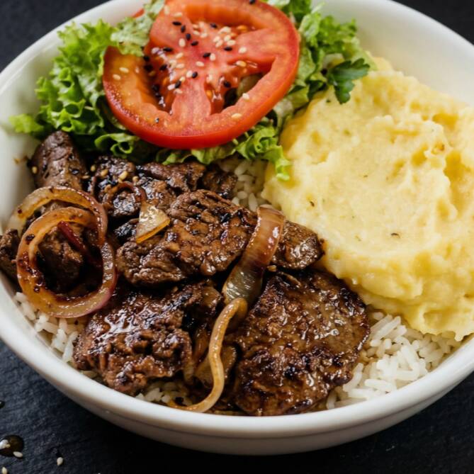 Tiras de fígado, cebola, tempero especial, arroz, feijão e purê de batata.