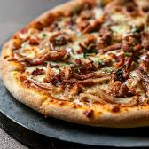Muçarela derretida, costelinha de porco desfiada, cebola, molho barbecue e orégano.