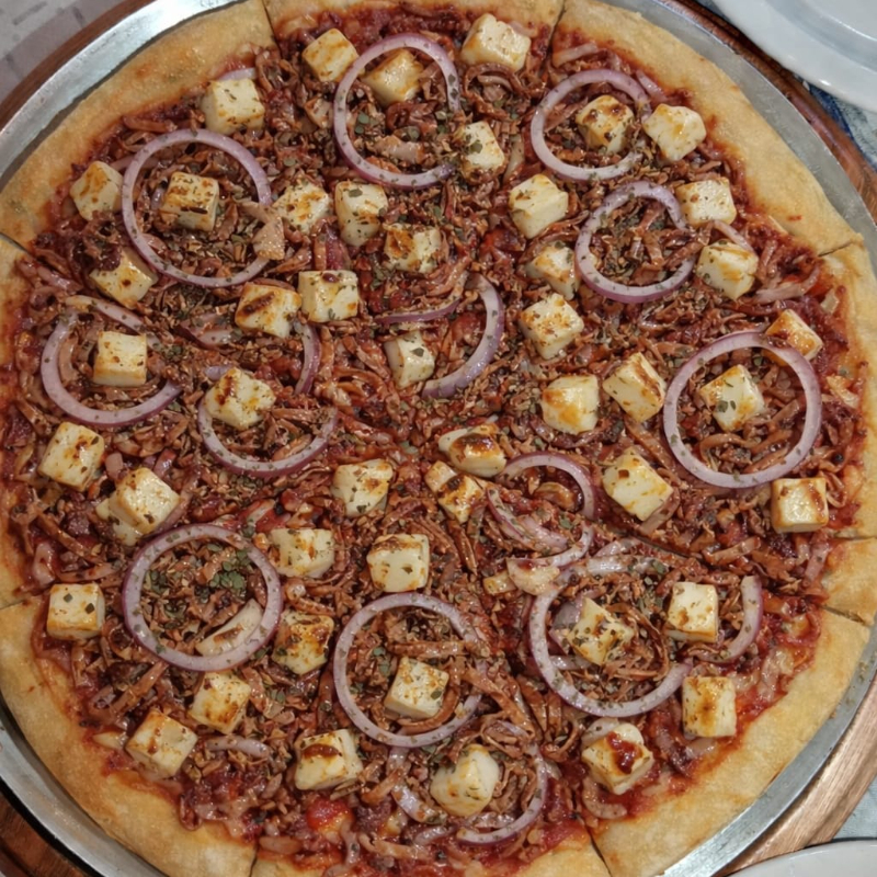 Massa fina, queijo coalho, charque desfiada na manteiga, cebola roxa e oregano