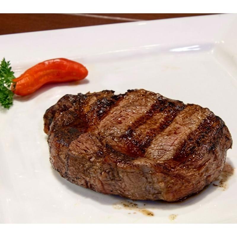 Experimente o saboroso 'Chorizo Angus Grill 600g', um glorioso exemplo de nossa categoria 'Assados'. Este prato é cuidadosamente preparado com a mais tenra maminha Angus, primeiramente assada para preservar todo o suculento sabor interno. Em seguida, é selada na churrasqueira para dar a crocância perfeita, e finalmente finalizada na Charbroiler para garantir um sabor defumado inigualável. Essa com