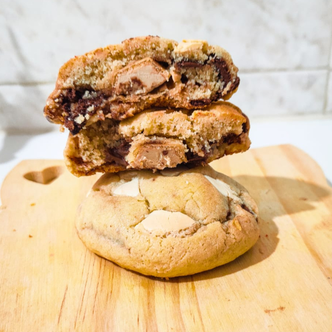Nosso cookie que já era bom, ficou ainda melhor, super recheado! Nosso cookie (quentinho) macio com as bordas crocantes, é recheado com creme bueno, gotas de chocolate blend e branco