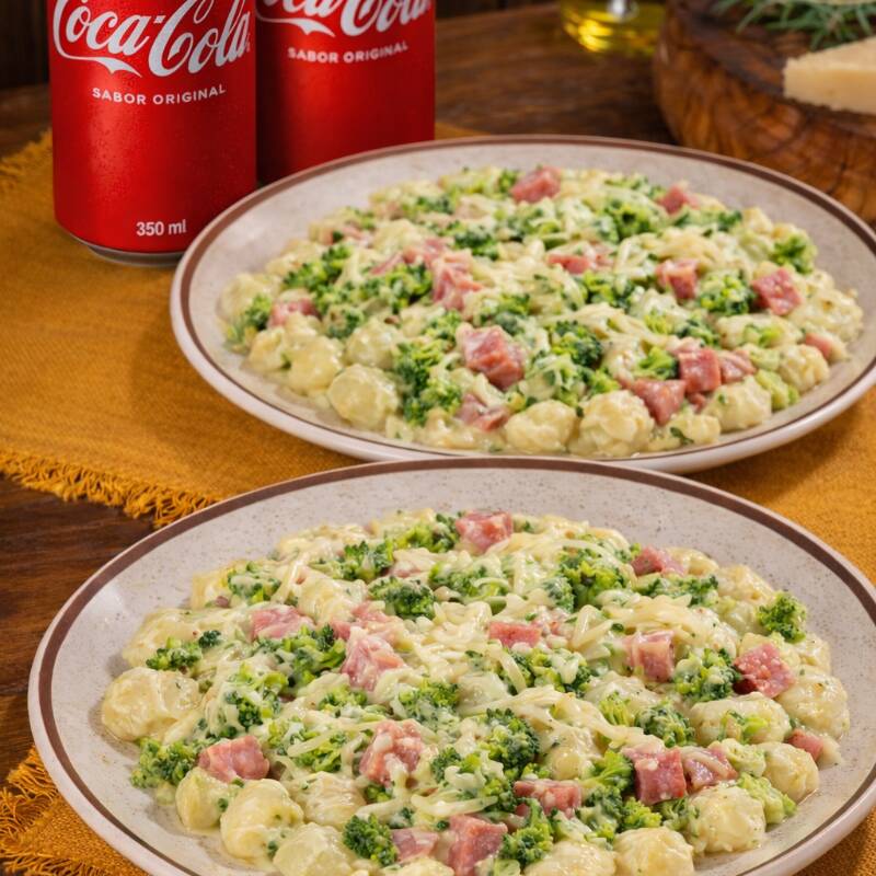 2 potes Médios de Nhoque de batata com molho cremoso de três queijos. Acompanha 2 Coca-Colas 350ml.