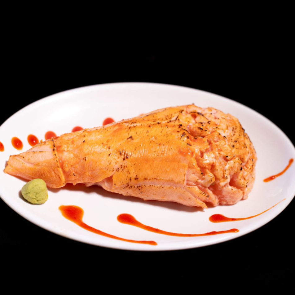 Recheada de salmão, camarão empanado e cream cheese, com manta de salmão por cima selada com pimenta sriracha. Acompanha 1 molho teriyaki / tarê (30ml)
