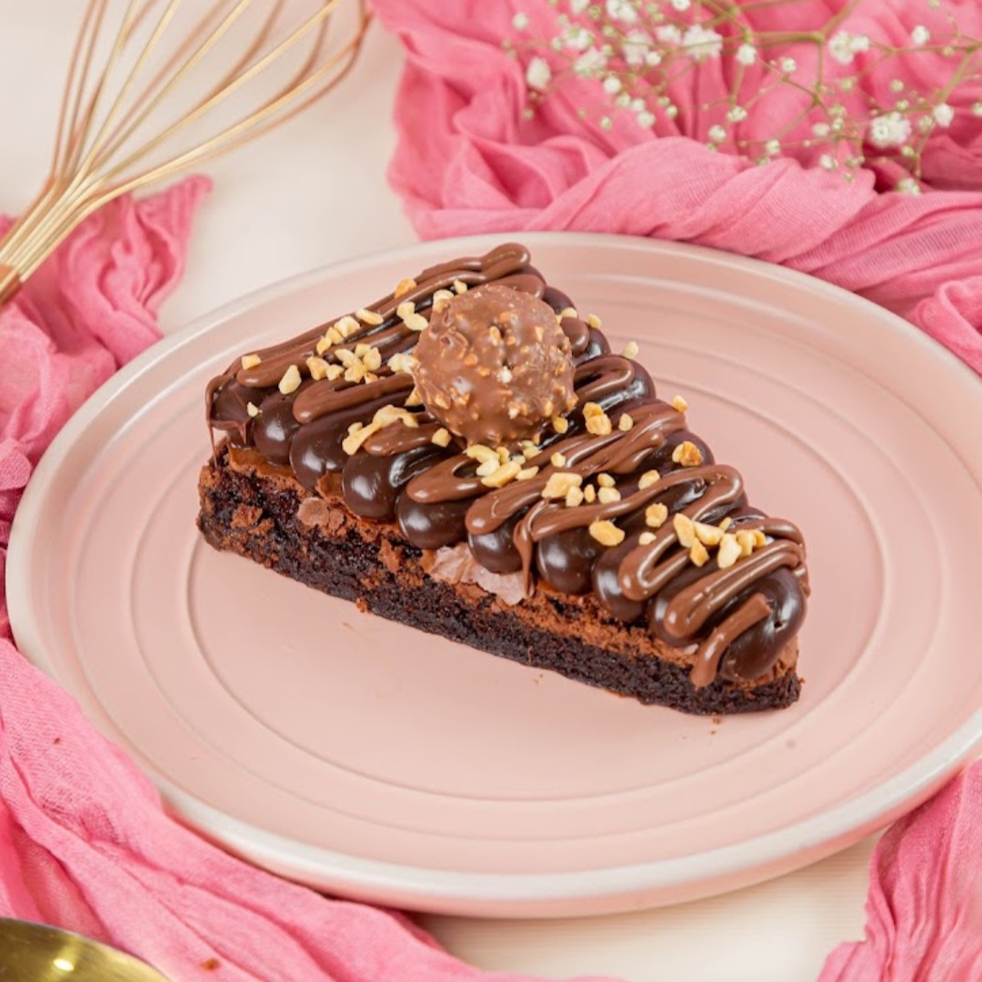 Nosso imperdível e maravilhoso Brownie , com recheio de brigadeiro cremoso , Nutella , amendoim. Finalizado com bombom Ferrero. brownie , brownie recheado , brownie Ferrero .