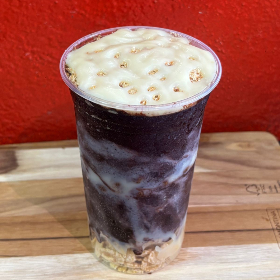 Açaí Cremoso (Vários Tamanhos) O clássico que nunca falha! 💜 Nosso Açaí Cremoso é feito para quem ama a textura perfeita: nem tão firme, nem tão derretido, apenas no ponto ideal de refrescância. É o sabor autêntico do açaí, servido com aquele carinho que você já conhece. Personalize seu copo: Escolha seus acompanhamentos favoritos e monte a combinação que mais combina com o seu dia. Disponível nos tamanhos 300ml, 440ml, 550ml e 770ml para matar qualquer tamanho de fome! 🍧✨