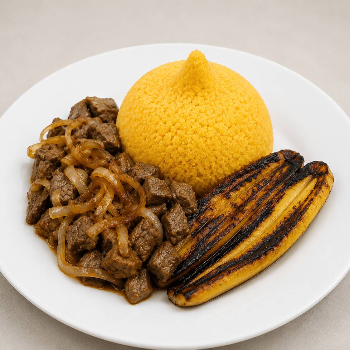 Cuscuz nordestino fresquinho, servido com suculentos cubos de carne acebolada e banana da terra grelhada, douradinha e caramelizada. Uma combinação irresistível de sabores nordestinos! 🌽🥩🍌