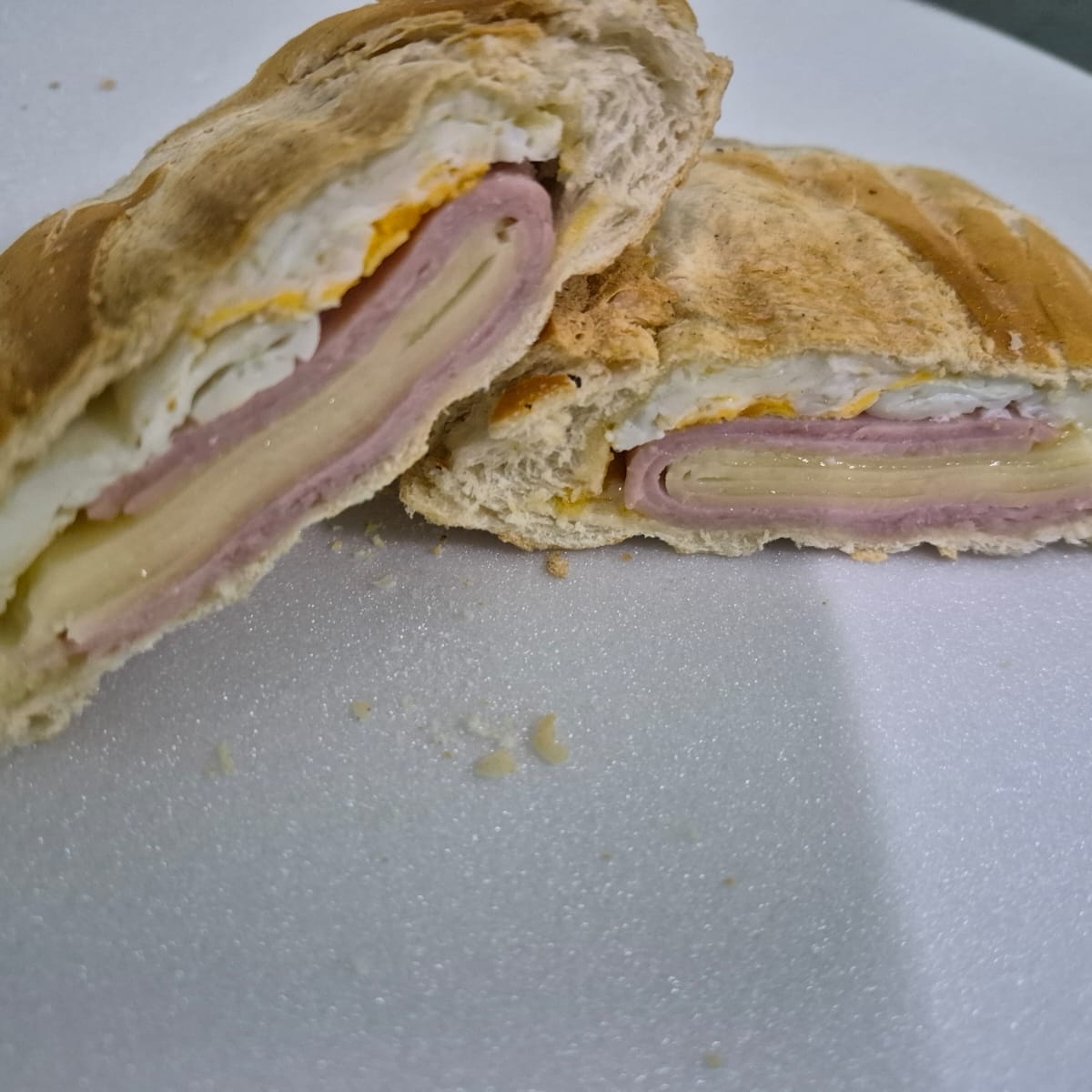 MISTO QUENTE FEITO COM PÃO FRANCES, 2 FATIAS DE PRESUNTO. 2 FATIAS DE MUSSARELA +1 OVO FRITO