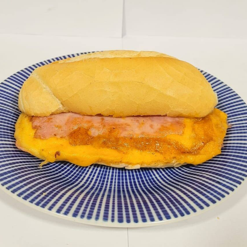 Pão francês com 3 fatias de queijo (muçarela ou prato), 3 fatias de presunto sadia e manteiga.