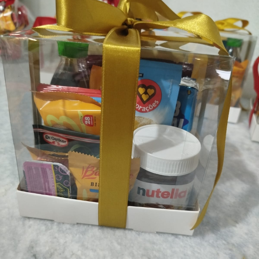 1 suco de uva 180 ml, 1 mini Nutella,1 geléia, 1 margarina, 1 torrada, 1 sachê de chá, 2 club social, 2 mini bolacha Bauducco, 1 Passatempo waffer, 1 mini bolinho Bauducco, 1 ecobag Ursinho Pooh
